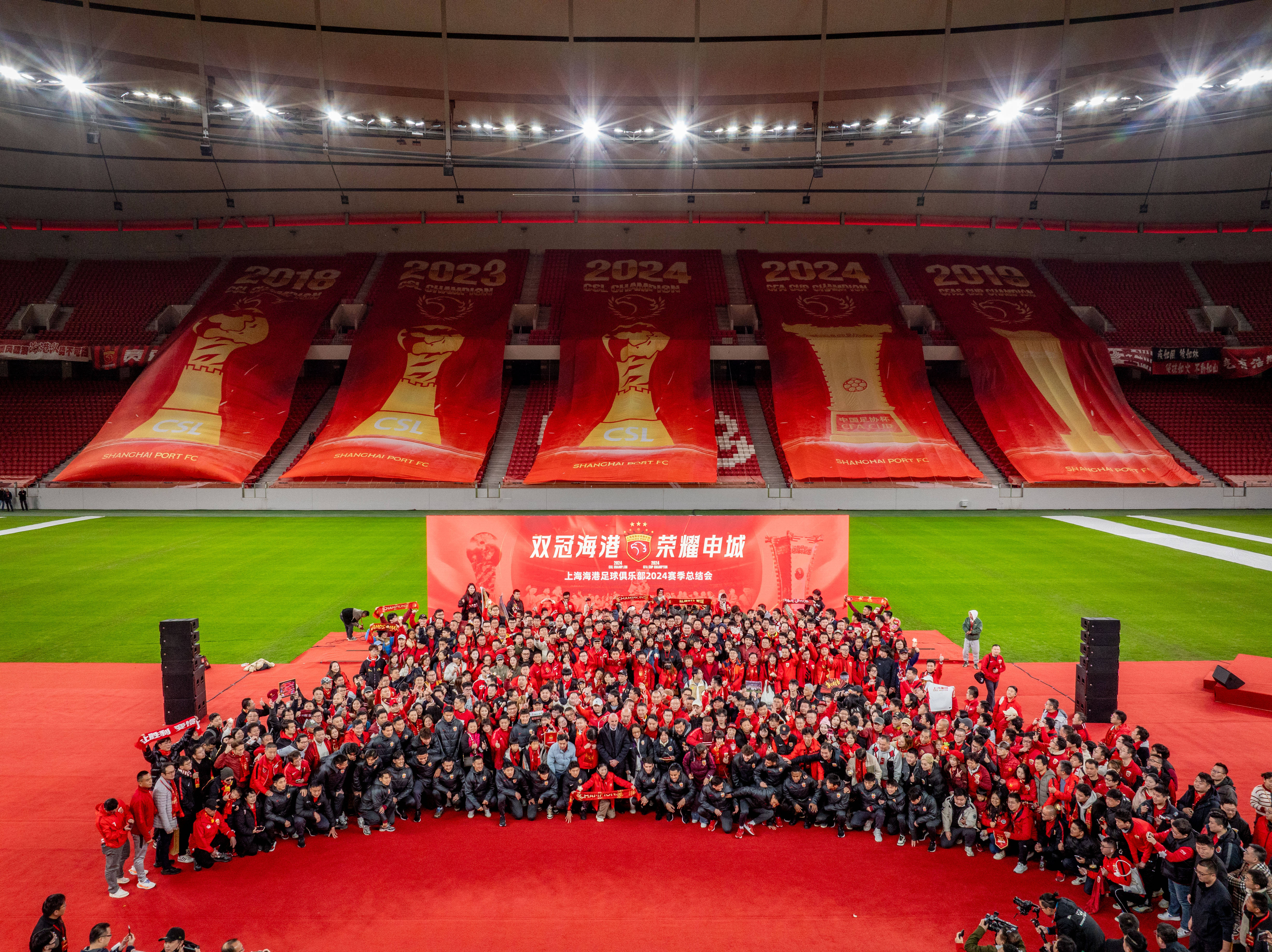 足球热情燃烧不息，胜利荣耀即将涌现