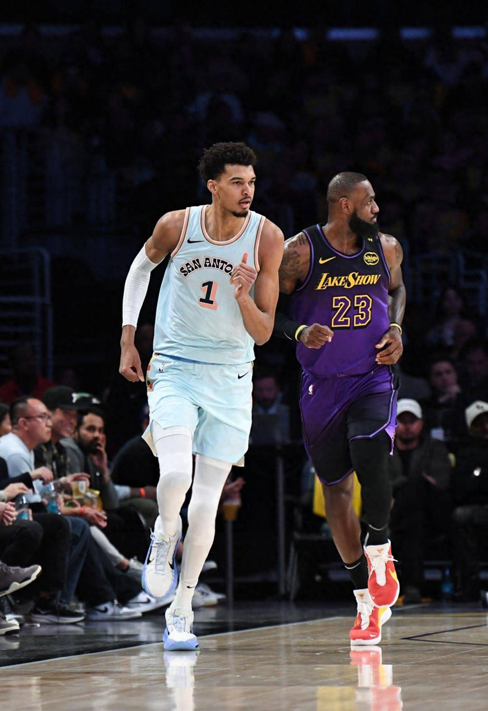 包含湖人球星受伤将缺席连场比赛的词条