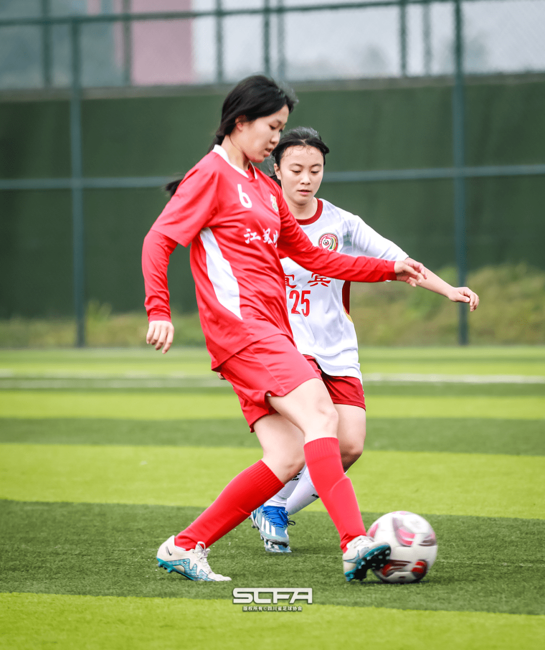 关于运动员在女子足球比赛中展现实力和技术的信息