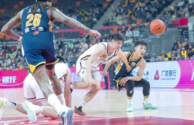 重庆男篮以微弱优势取胜,终结连败 重庆男篮以微弱优势取胜,终结连败