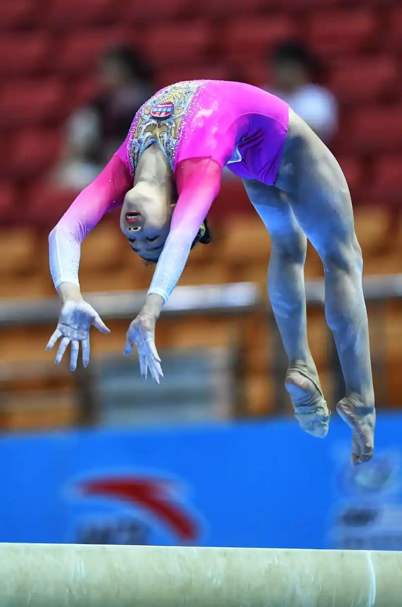 杏彩体育平台-体操冠军用优美动作征服评委