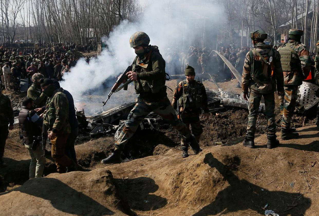 杏彩体育登录-战术的较量：两位教练在场边互相博弈