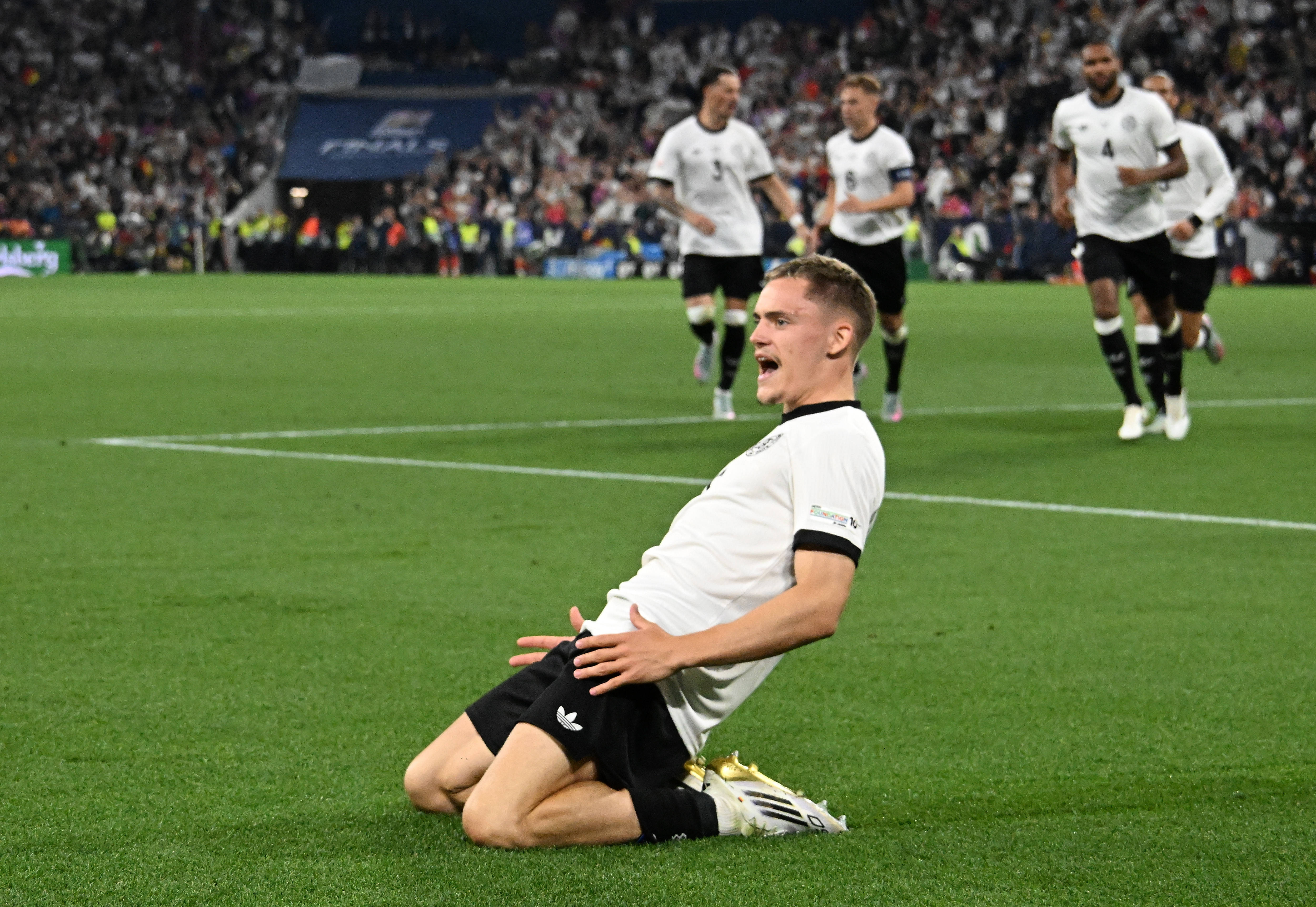 杏彩体育-国际足球比赛中球员技艺达到巅峰