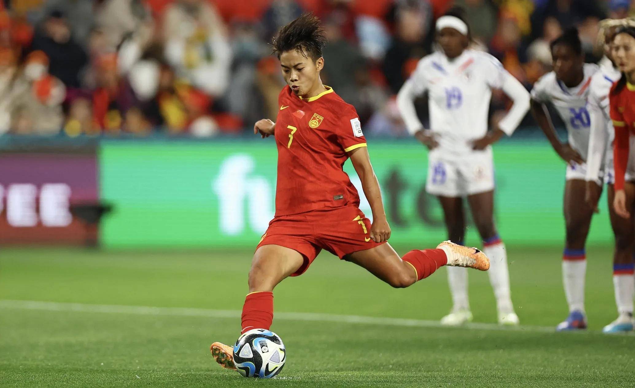 女足比赛中，中国队员王某获得最佳射手奖