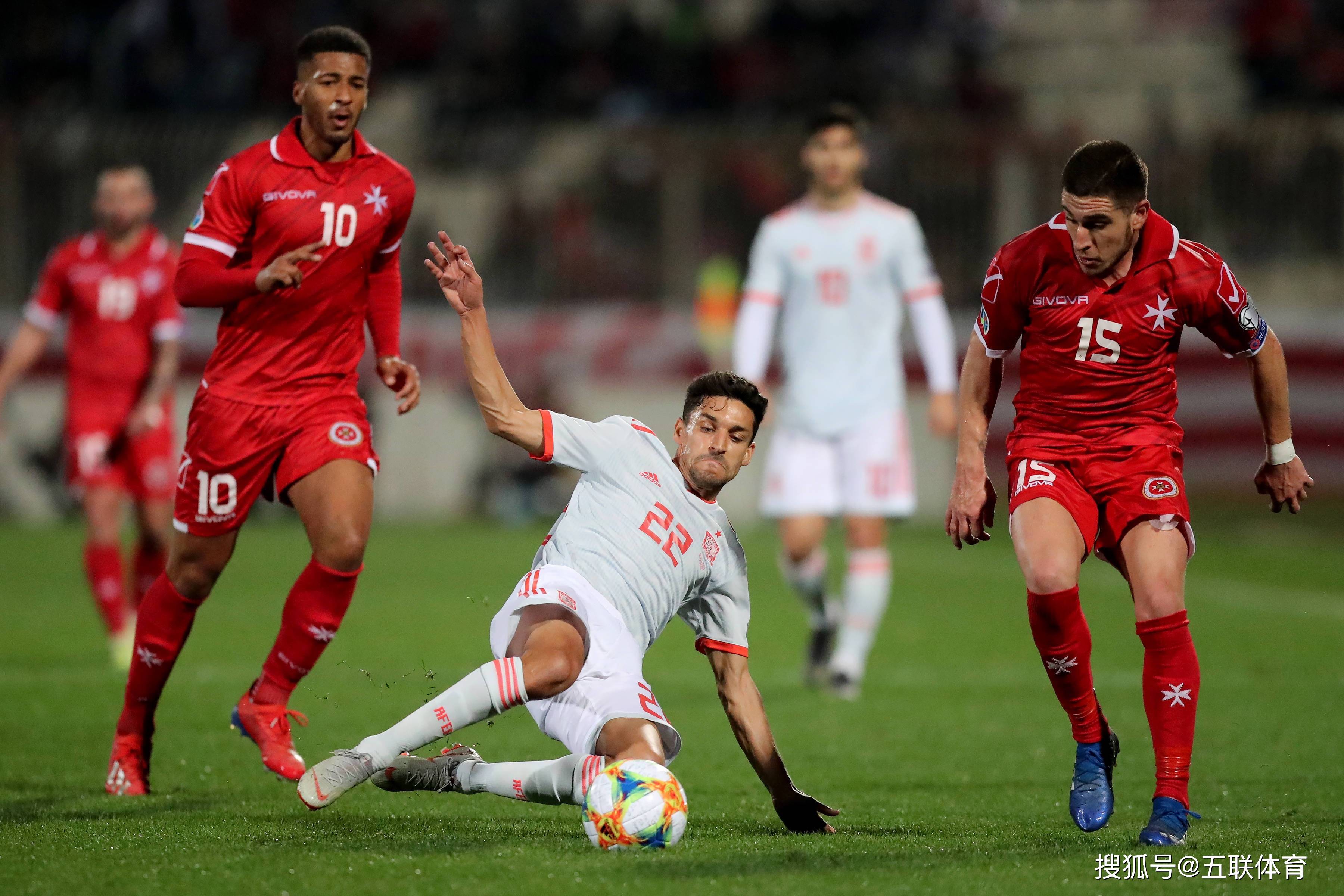 惊人一幕！欧国联比赛球队主帅当场晕倒！