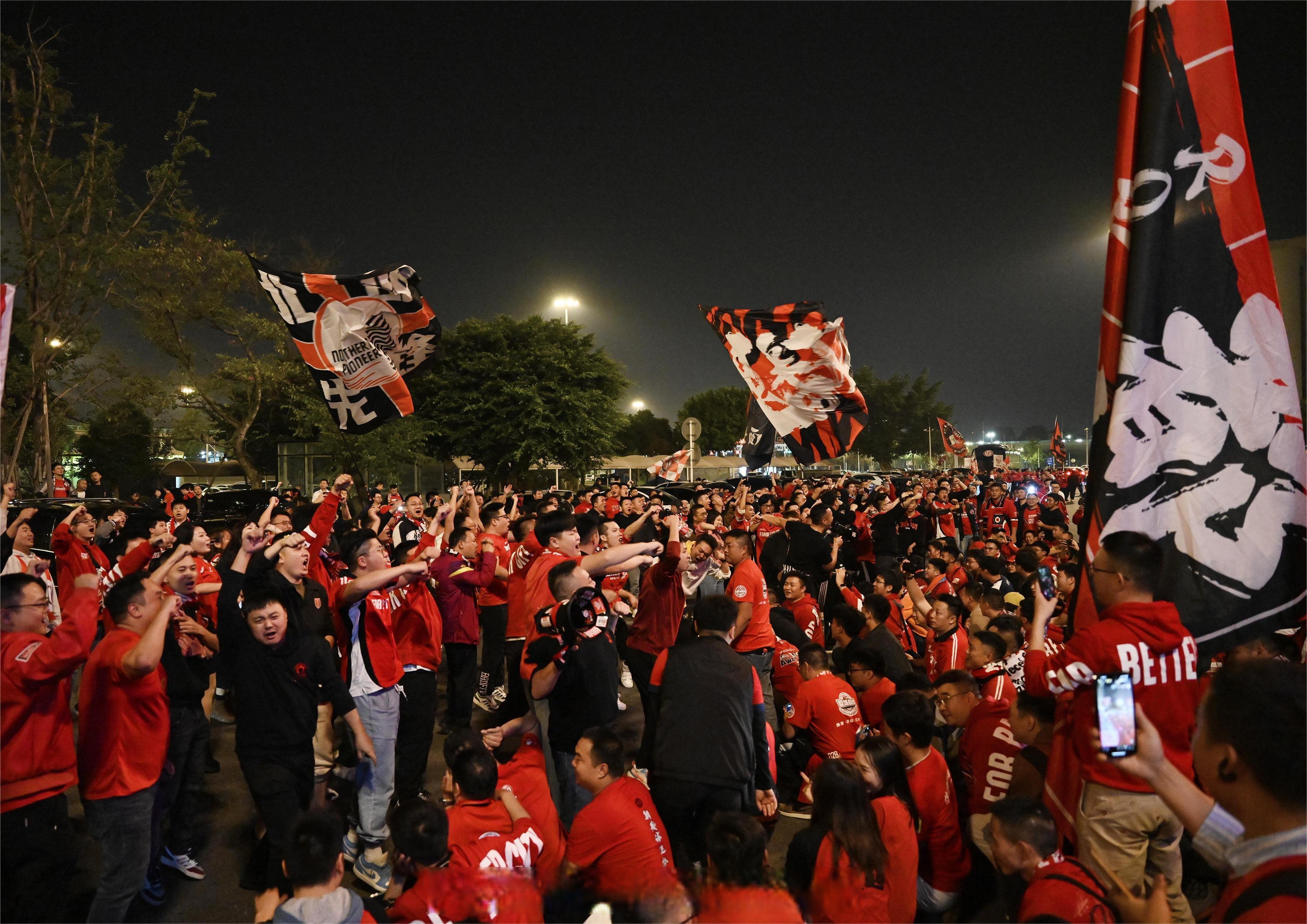 杏彩体育平台-球迷们热情支持球队，创造浓厚的比赛氛围的简单介绍