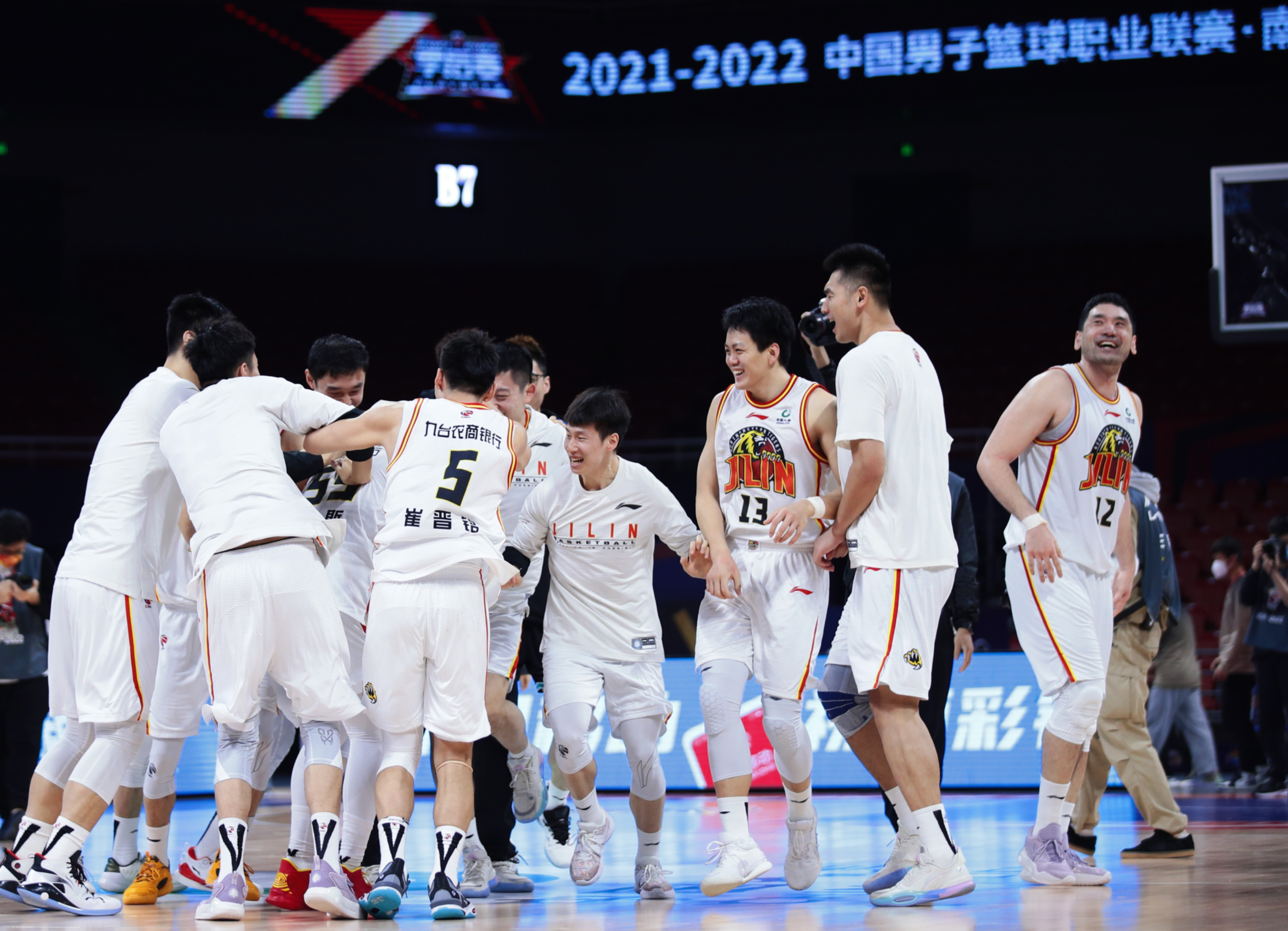 关于吉林队主场击败山东队，保持主场优势的信息