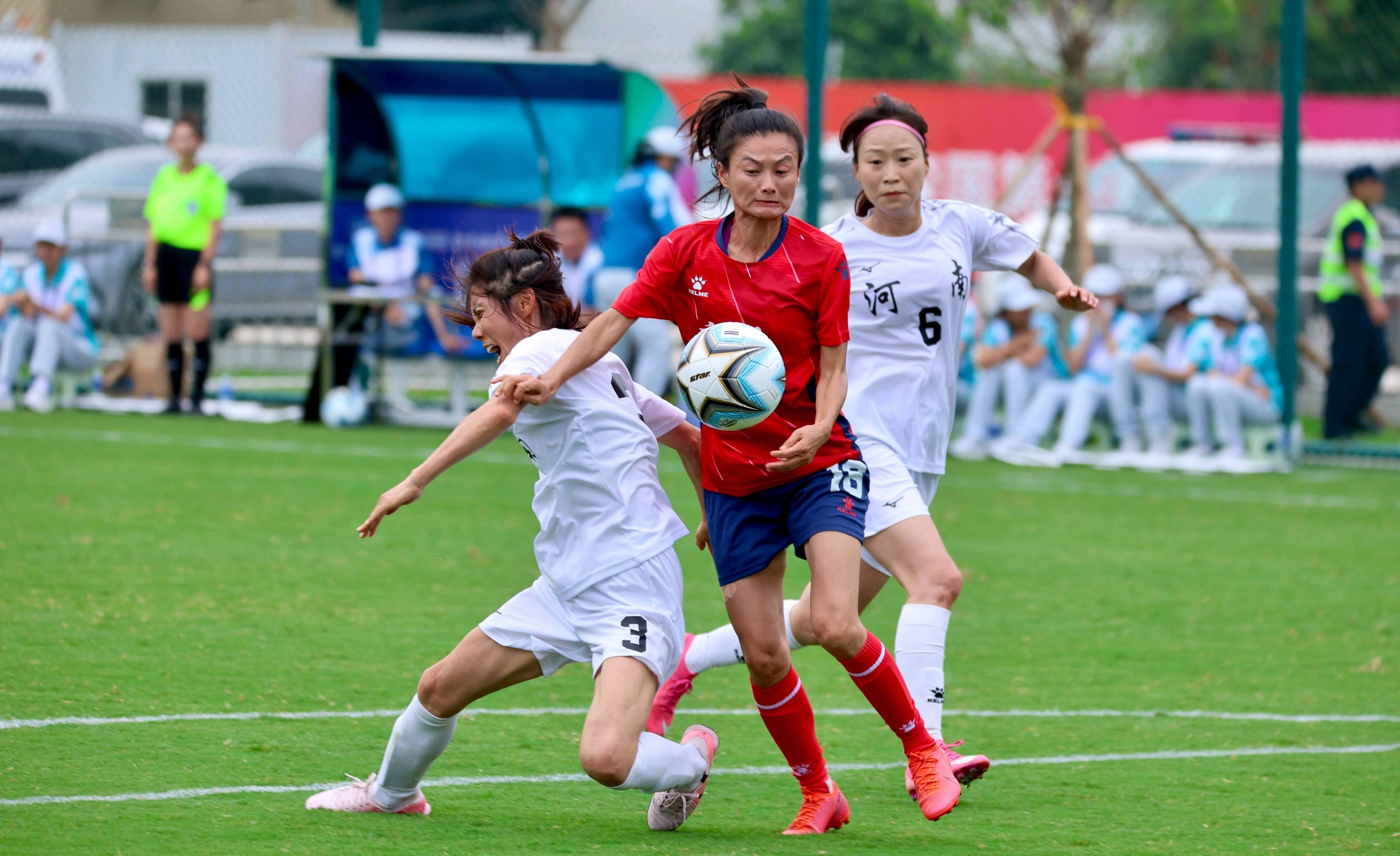 秘鲁女足运动员勇敢拼搏，成功晋级下一轮比赛