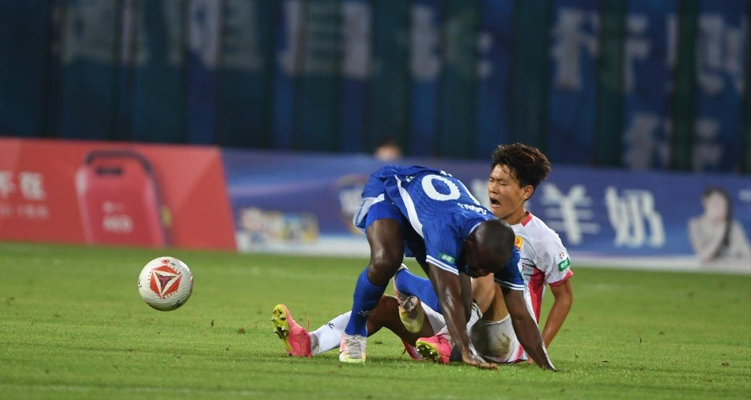 包含江苏队主帅施压，引发球员内部竞争激烈的词条