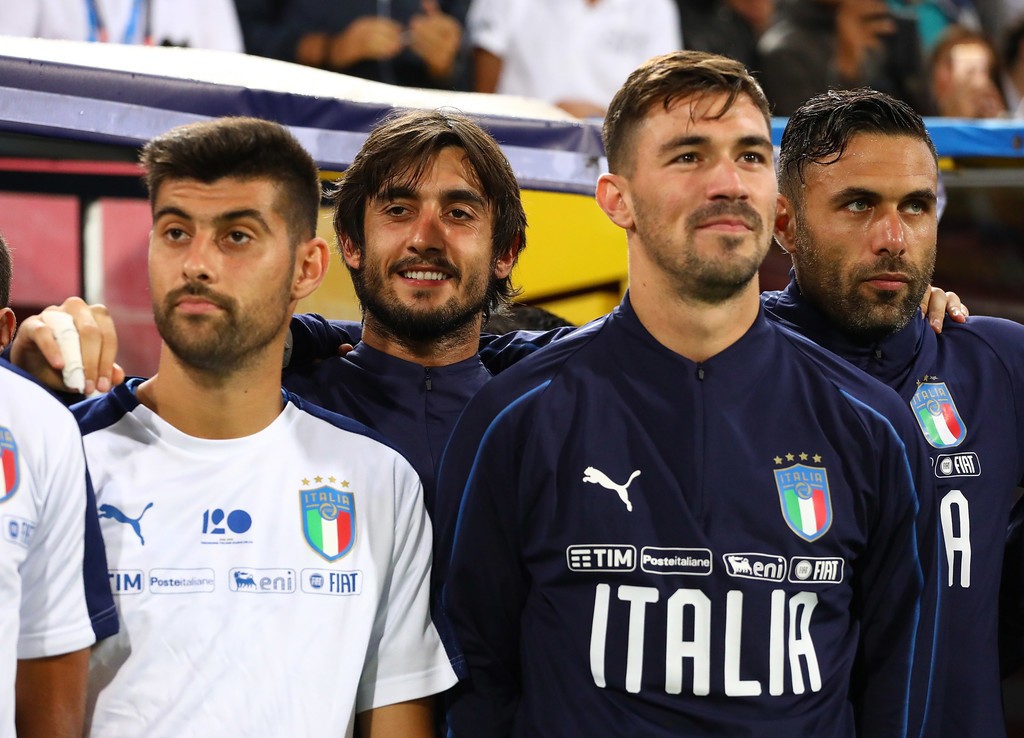 包含波兰战平意大利，两队不分胜负保持不败的词条