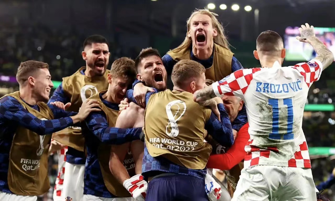 关于关键一球定胜负，球场上心跳加速胶着激战的信息