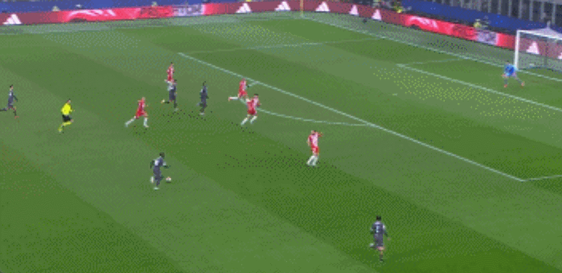 曼联击败AC米兰，晋级欧冠八强